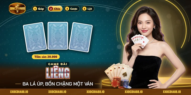 Liêng Xocdia88 với ba lá bài úp trên bàn trước lúc lật